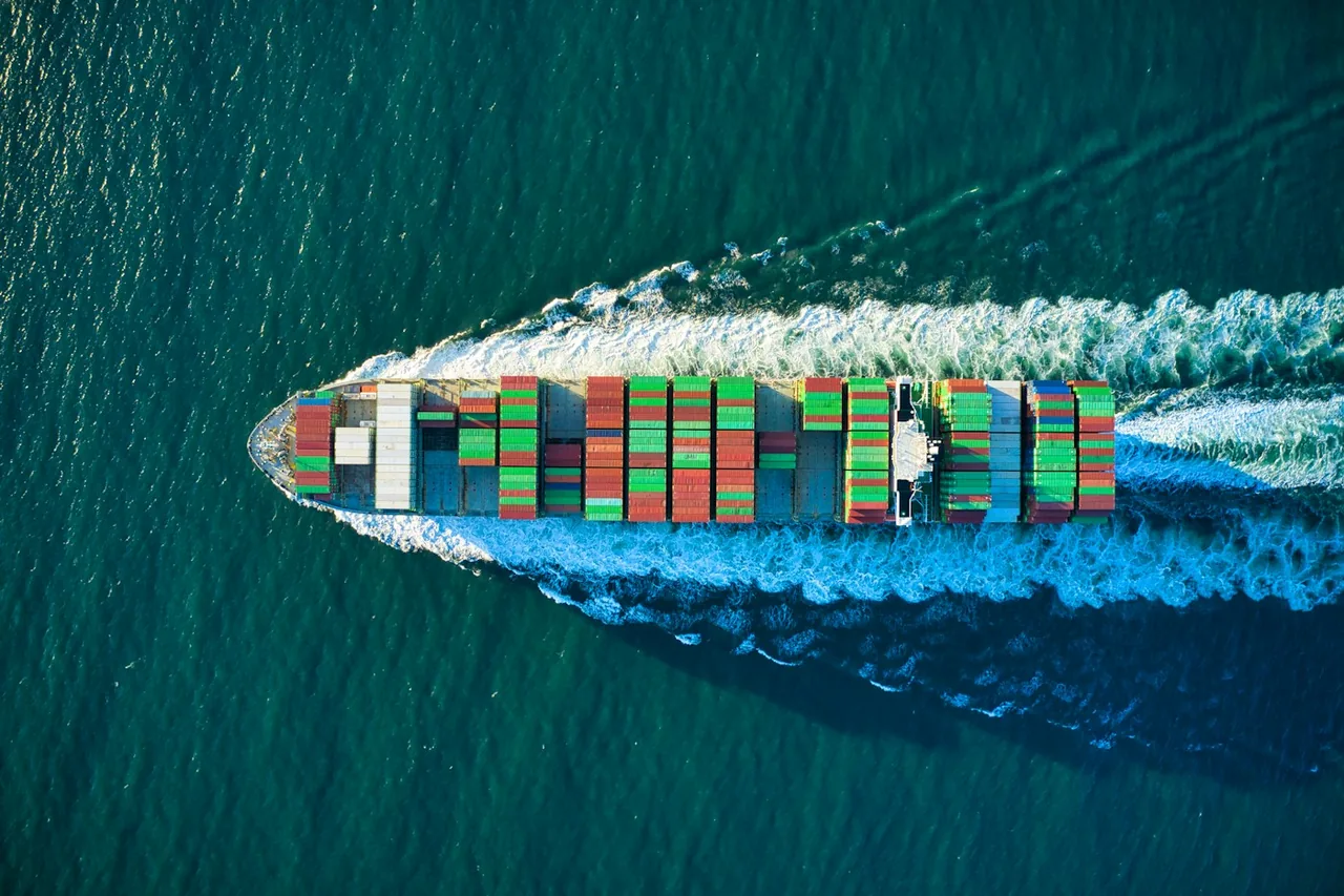 Illustrative commercial shipping photograph