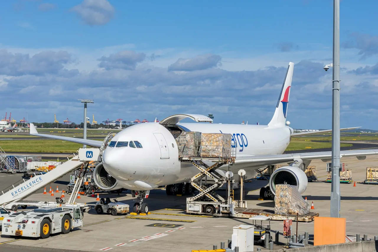 Illustrative air & sea freight photograph